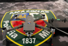 DRONES REFORÇAM A SEGURANÇA DO FESTIVAL DE PARINTINS COM MONITORAMENTO AÉREO EM TEMPO REAL Drones no Festival de Parintins durante monitoramento aéreo da Polícia Militar.