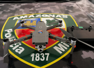 DRONES REFORÇAM A SEGURANÇA DO FESTIVAL DE PARINTINS COM MONITORAMENTO AÉREO EM TEMPO REAL Drones no Festival de Parintins durante monitoramento aéreo da Polícia Militar.