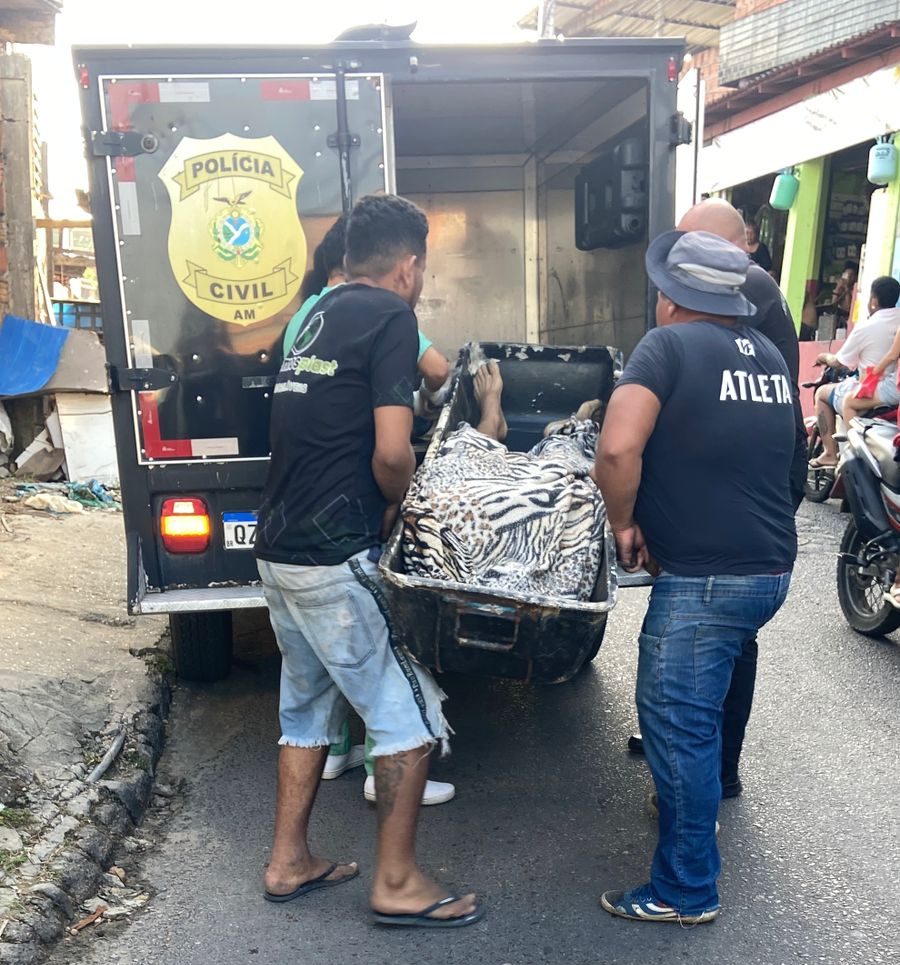 Movimentação de policiais e perícia durante investigação da morte de Afrânio Pinheiro Teixeira no Grande Vitória, em Manaus.
