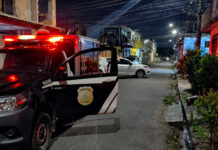 CRIMINOSOS ARRASTAM CORPO APÓS EXECUÇÃO NO MUTIRÃO, ZONA NORTE DE MANAUS Viatura da polícia em local de homicídio no bairro Mutirão em Manaus