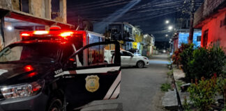 CRIMINOSOS ARRASTAM CORPO APÓS EXECUÇÃO NO MUTIRÃO, ZONA NORTE DE MANAUS Viatura da polícia em local de homicídio no bairro Mutirão em Manaus