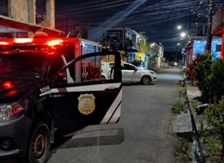 CRIMINOSOS ARRASTAM CORPO APÓS EXECUÇÃO NO MUTIRÃO, ZONA NORTE DE MANAUS Viatura da polícia em local de homicídio no bairro Mutirão em Manaus