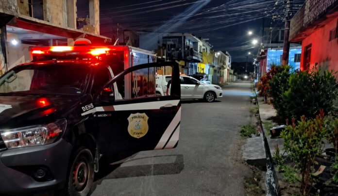 Viatura da polícia em local de homicídio no bairro Mutirão em Manaus