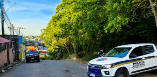 HOMEM É ENCONTRADO MORTO COM CINCO TIROS NO CONJUNTO MUNDO NOVO, EM MANAUS Equipes da Polícia Militar e da perícia durante ocorrência de homicídio no conjunto Mundo Novo, na zona norte de Manaus.