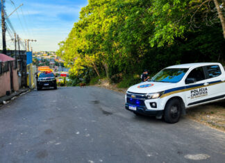 HOMEM É ENCONTRADO MORTO COM CINCO TIROS NO CONJUNTO MUNDO NOVO, EM MANAUS Equipes da Polícia Militar e da perícia durante ocorrência de homicídio no conjunto Mundo Novo, na zona norte de Manaus.