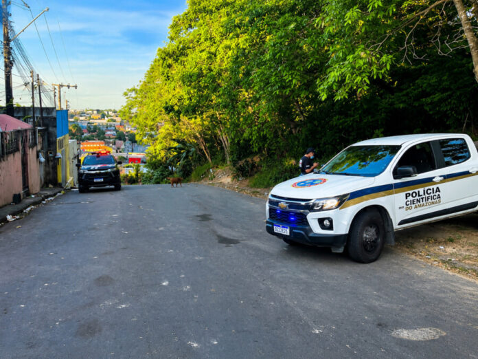 Equipes da Polícia Militar e da perícia durante ocorrência de homicídio no conjunto Mundo Novo, na zona norte de Manaus.