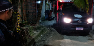 HOMEM É EXECUTADO A TIROS EM ÁREA DOMINADA PELO TRÁFICO NO NOVO ALEIXO, EM MANAUS Viatura policial e equipes de segurança durante atendimento de ocorrência de homicídio no bairro Novo Aleixo, zona leste de Manaus.