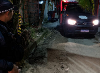 HOMEM É EXECUTADO A TIROS EM ÁREA DOMINADA PELO TRÁFICO NO NOVO ALEIXO, EM MANAUS Viatura policial e equipes de segurança durante atendimento de ocorrência de homicídio no bairro Novo Aleixo, zona leste de Manaus.