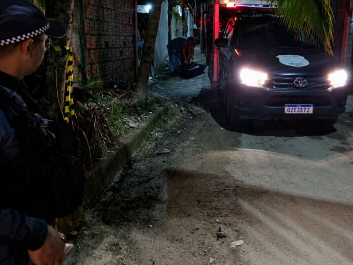 Viatura policial e equipes de segurança durante atendimento de ocorrência de homicídio no bairro Novo Aleixo, zona leste de Manaus.