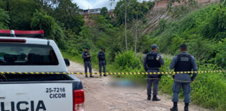 HOMEM É ENCONTRADO MORTO COM MARCAS DE TIROS NA PONTA NEGRA, ZONA OESTE DE MANAUS Homem morto na Ponta Negra encontrado próximo ao Condomínio Mosaico