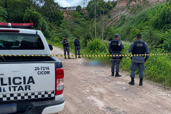 Homem morto na Ponta Negra é encontrado com marcas de tiros Homem morto na Ponta Negra encontrado próximo ao Condomínio Mosaico