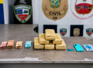 HOMEM É PRESO COM SEIS QUILOS DE COCAÍNA E MAIS DE R$ 12 MIL EM BENJAMIN CONSTANT, NO AMAZONAS Homem preso com cocaína em Benjamin Constant durante ação da Polícia Militar do Amazonas.