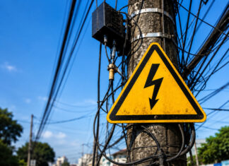 HOMEM SOFRE DESCARGA ELÉTRICA APÓS SUBIR EM POSTE NO PARQUE 10, EM MANAUS Homem recebe descarga elétrica após subir em poste no bairro Parque 10, em Manaus.