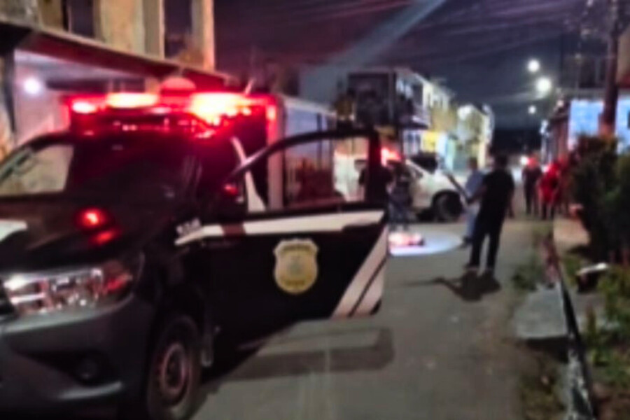 Viatura da polícia em local de homicídio no bairro Mutirão em Manaus
