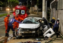MOTORISTA FICA PRESO ÀS FERRAGENS APÓS BATER CARRO CONTRA POSTE NA AVENIDA ANDRÉ ARAÚJO Motorista preso às ferragens após acidente na avenida André Araújo.