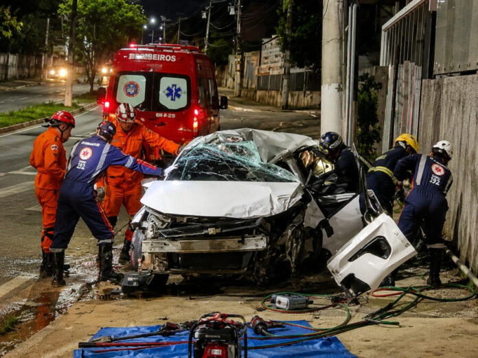 Motorista preso às ferragens após acidente na avenida André Araújo.