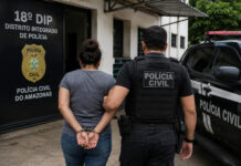 MULHER É PRESA 18 ANOS APÓS ATEAR FOGO EM RIVAL DURANTE CRIME PASSIONAL NA COLÔNIA SANTO ANTÔNIO, EM MANAUS Mulher presa por homicídio após anos foragida em Manaus.