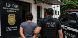 MULHER É PRESA 18 ANOS APÓS ATEAR FOGO EM RIVAL DURANTE CRIME PASSIONAL NA COLÔNIA SANTO ANTÔNIO, EM MANAUS Mulher presa por homicídio após anos foragida em Manaus.