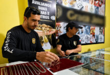OPERAÇÃO RECEPTÁCULO NO CENTRO DE MANAUS APREENDE JOIAS E PRENDE HOMEM COM ARMA DE USO RESTRITO Policiais da PC-AM durante a Operação Receptáculo no Centro de Manaus.