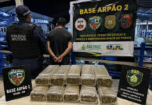 PASSAGEIRO É PRESO COM 20 QUILOS DE SKUNK DURANTE FISCALIZAÇÃO EM COARI, NO AMAZONAS Policiais apreendem 20 quilos de skunk durante fiscalização em Coari.