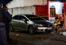 HOMEM É MORTO A TIROS NA COMPENSA E POLÍCIA INVESTIGA O CRIME Homicídio na Compensa mobiliza equipes policiais em Manaus.