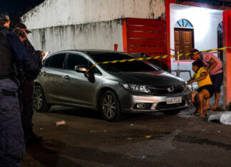 HOMEM É MORTO A TIROS NA COMPENSA E POLÍCIA INVESTIGA O CRIME Homicídio na Compensa mobiliza equipes policiais em Manaus.