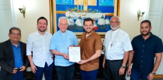 Prefeito Renato Junior garante fim de burocracia histórica com entrega de títulos definitivos para imóveis da Igreja Católica em Manaus