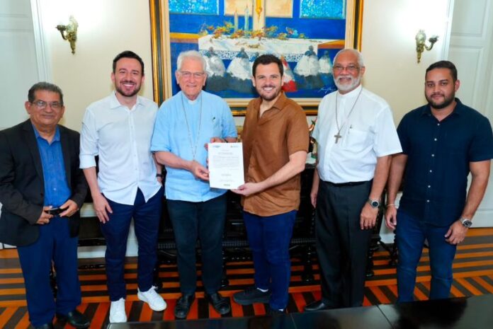 Prefeito-Renato-Junior-garante-fim-de-burocracia-historica-com-entrega-de-titulos-definitivos-de-imoveis-para-a-igreja-catolica-4