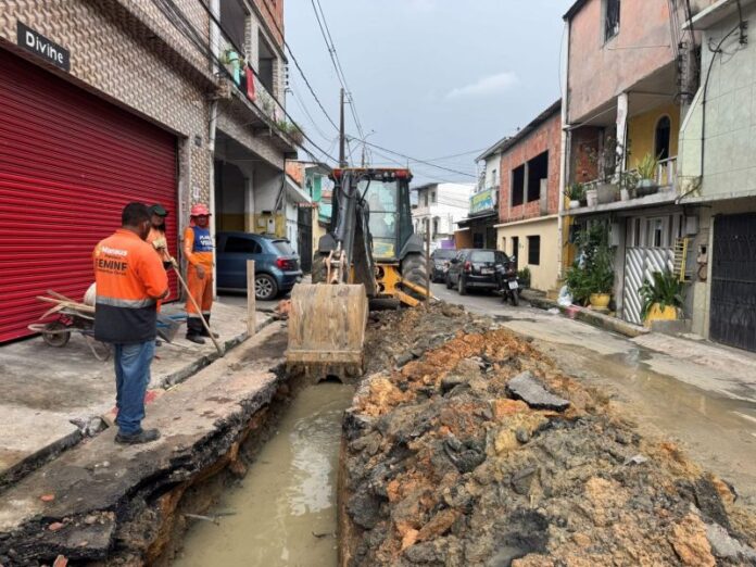 Prefeitura-de-Manaus-avanca-com-recuperacao-de-drenagem-no-bairro-Compensa-e-garante-mais-seguranca-e-qualidade-de-vida-aos-moradores--1536x1152