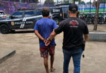 SUSPEITO DE ROUBO DE MOTOCICLETA É PRESO NO BAIRRO EDUCANDOS, EM MANAUS Suspeito de roubo de motocicleta preso pela Polícia Civil em Manaus.