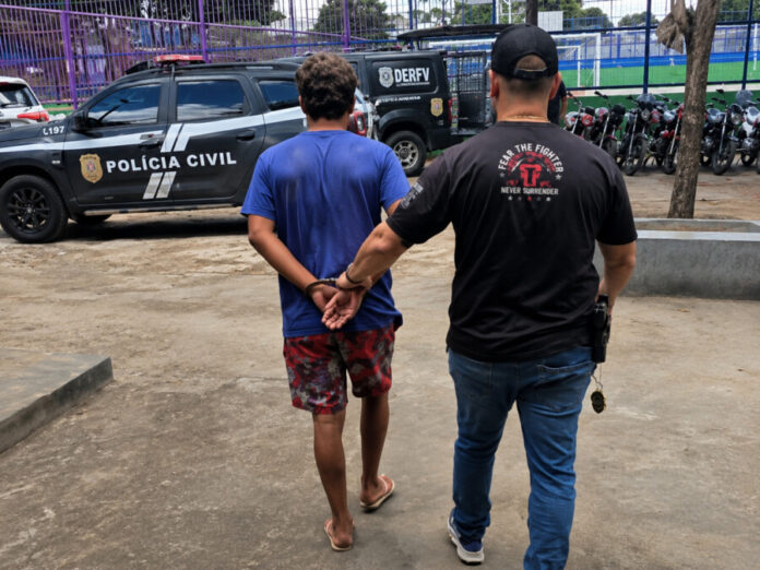 Suspeito de roubo de motocicleta preso pela Polícia Civil em Manaus.