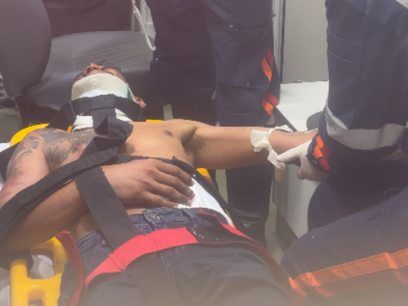 Homem ferido no São José é socorrido após agressão em Manaus.