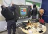 APONTADO COMO LIDERANÇA DO TRÁFICO É PRESO COM ARMA, DROGAS E PLACAS BALÍSTICAS NA COMPENSA, EM MANAUS Material apreendido durante ação da Polícia Militar contra o tráfico na Compensa II, em Manaus.
