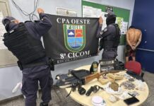 APONTADO COMO LIDERANÇA DO TRÁFICO É PRESO COM ARMA, DROGAS E PLACAS BALÍSTICAS NA COMPENSA, EM MANAUS Material apreendido durante ação da Polícia Militar contra o tráfico na Compensa II, em Manaus.