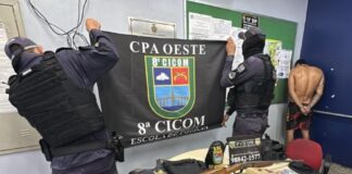 APONTADO COMO LIDERANÇA DO TRÁFICO É PRESO COM ARMA, DROGAS E PLACAS BALÍSTICAS NA COMPENSA, EM MANAUS Material apreendido durante ação da Polícia Militar contra o tráfico na Compensa II, em Manaus.