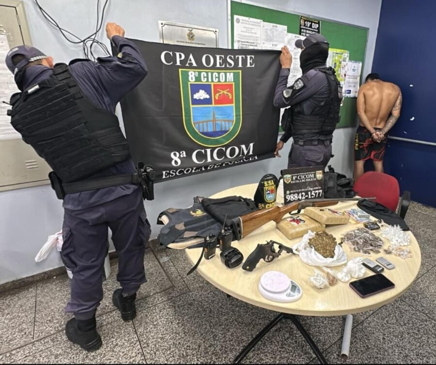 Material apreendido durante ação da Polícia Militar contra o tráfico na Compensa II, em Manaus.