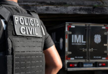 TÉCNICO DE ELETRODOMÉSTICOS É MORTO A TIROS DENTRO DE RESIDÊNCIA NA ZONA LESTE DE MANAUS Movimentação de policiais e perícia durante investigação da morte de Afrânio Pinheiro Teixeira no Grande Vitória, em Manaus.