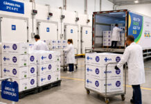 SUS PASSA A OFERECER VACINA PNEUMO 20 PARA CRIANÇAS E AMPLIA PROTEÇÃO CONTRA PNEUMONIA E MENINGITE NO BRASIL Criança recebe dose da vacina Pneumo 20 em unidade de saúde