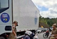 BOMBEIROS RESGATAM MOTOCICLISTA PRESO DEBAIXO DE CAMINHÃO NA AVENIDA DO TURISMO