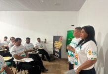 Motoristas e cobradores de ônibus usam vendas e cadeiras de rodas em treinamento de acessibilidade em Manaus