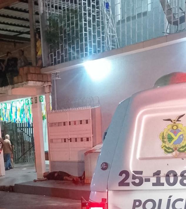 Movimentação policial após homicídio na Colônia Santo Antônio em Manaus