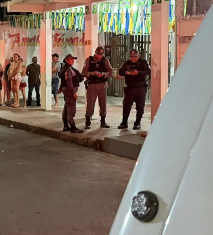 Movimentação policial após homicídio na Colônia Santo Antônio em Manaus
