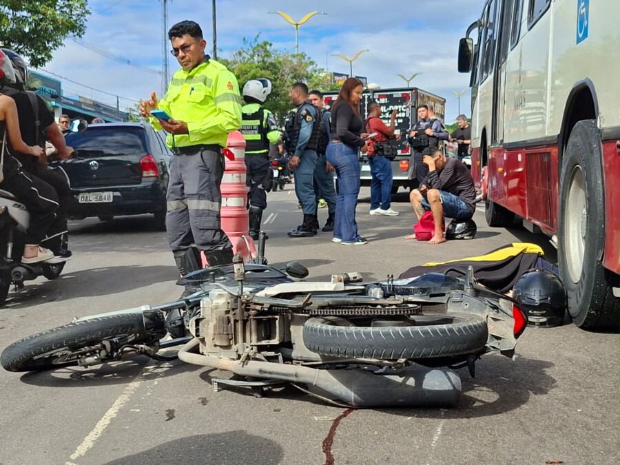Acidente com motociclista e ônibus na Avenida Cosme Ferreira em Manaus.