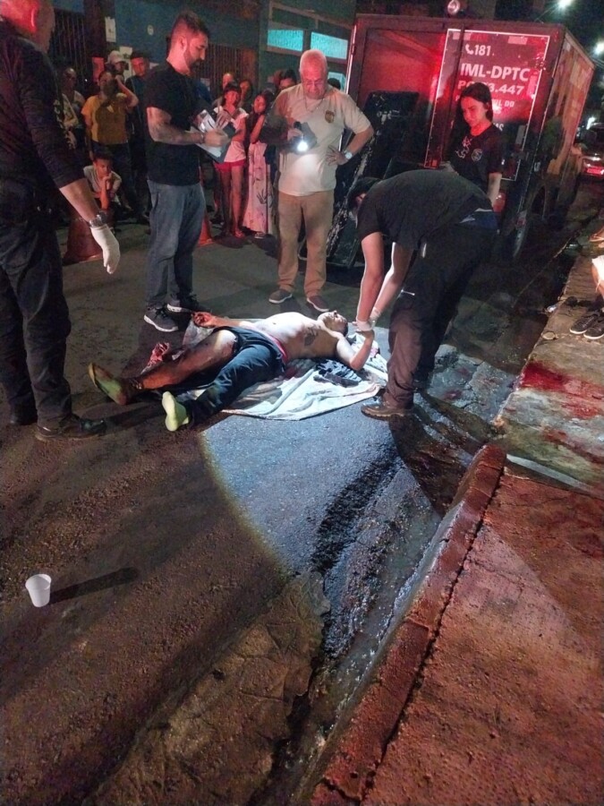 Viatura policial no local onde homem foi morto a tiros no bairro Compensa em Manaus.