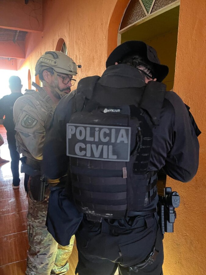 Polícia prende suspeitos de facilitar roubos em condomínios.