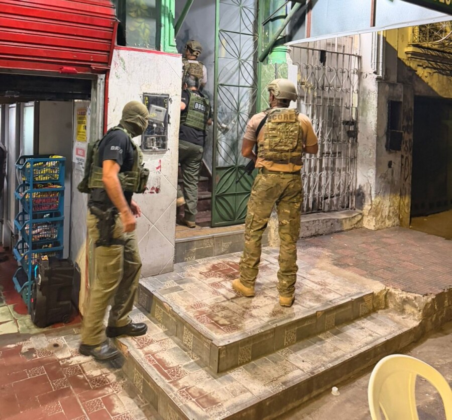 Policiais durante a Operação Rota do Norte no Amazonas.
