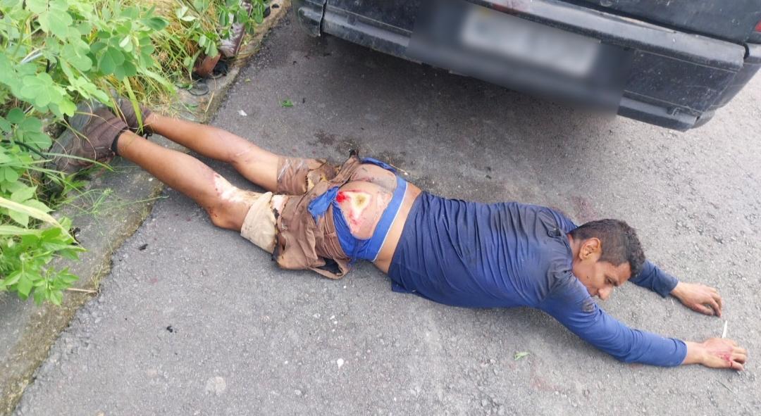 Homem recebe descarga elétrica após subir em poste no bairro Parque 10, em Manaus.