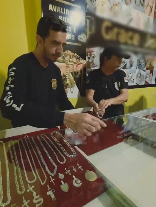 Policiais da PC-AM durante a Operação Receptáculo no Centro de Manaus.