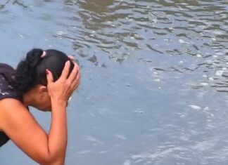 JOVEM É ENCONTRADO MORTO COM AS MÃOS AMARRADAS EM RIP-RAP DA COMPENSA, EM MANAUS Jovem morto na Compensa foi encontrado em rip-rap na avenida Brasil em Manaus.