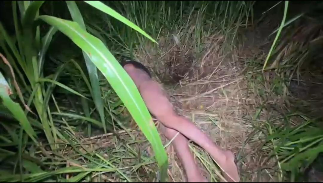 Área isolada pela polícia após corpo ser encontrado em terreno baldio no bairro Alfredo Nascimento, zona norte de Manaus.